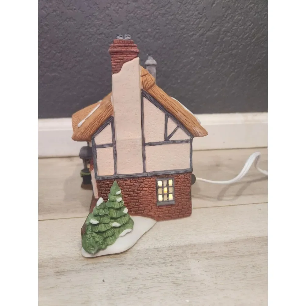 Department 56 Dickens' Village David Copperfield Betsy Trotwood's Cottage 55506‎